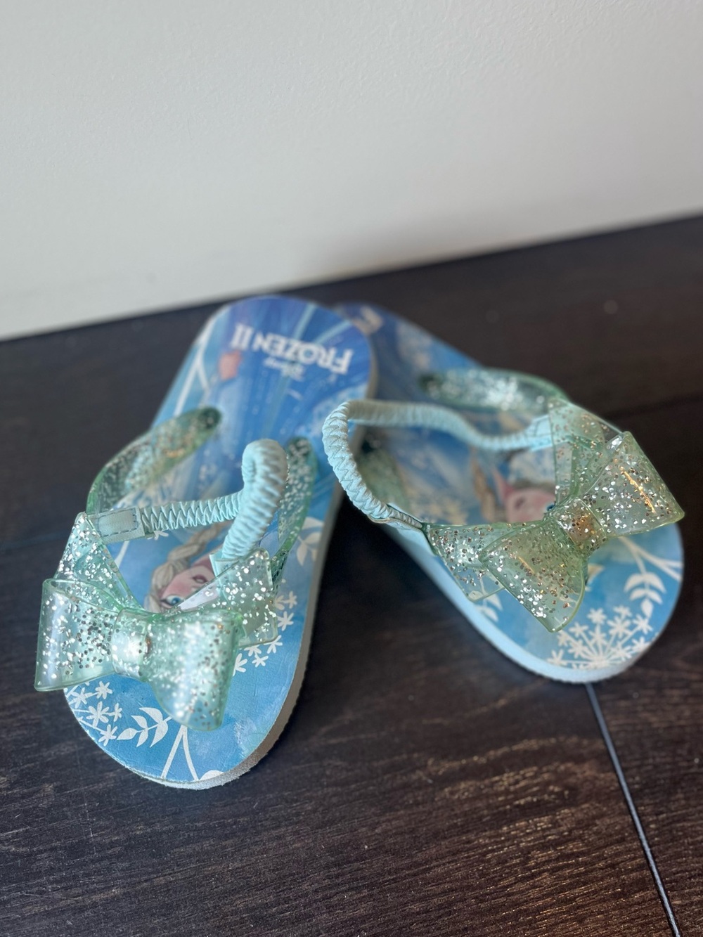 Girls' Disney Frozen 2 Elsa Blue Sparkle Bow Flip-Flops
